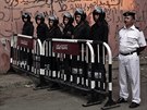 Policisté v Káhie dohlíejí na projídjící záchranky s tly obtí (1....