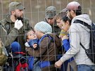 Slovintí vojáci dohlíejí na uprchlíky, kteí chtjí pekroit...
