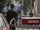 Egypttí policisté hlídkují ped káhirskou márnicí, kam záchranái dovezli tla...
