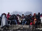 Uprchlíci pecházejí slovinsko-rakouské hranice u obce entijl .(3. listopadu...