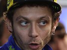 Valentino Rossi v boxech. V zvrenm zvod MotoGP ve Valencii piel o...