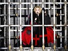 Na úvod svého koncertu se Madonna na pódium snesla v kleci. (O2 arena, Praha,...