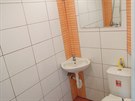 Na Vart, Praha 8 - Libe. Do koupelny se musel vejít sprchový kout i toaleta. 