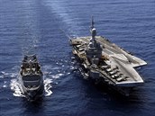 Francouzská letadlová lo� Charles de Gaulle se zásobovacím plavidlem La Meuse