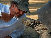 Reisér filmu Aldabra Steve Lichtag s jedním z hlavních protagonist, divokým...