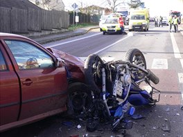 Nehoda motocyklu a osobnho auta v obci Temevr na Psecku.