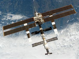 Mezinárodní vesmírná  stanice nad pozadím tvoeným hustou oblaností. Snímek...