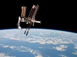 Snímek raketoplánu Endeavour zakotveného u Mezinárodní kosmické stanice. Byl...