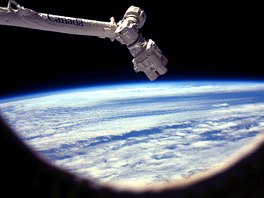 Robotický systém Kanadské kosmické agentury Canadarm2 umístný na Mezinárodní...