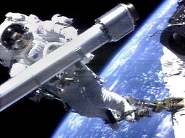 Astronaut Jim Voss nese prodluovací rameno na ruský nákladní modul bhem...