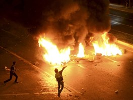 Kurdt demonstranti pl pneumatiky na protest proti volebnmu vtzstv AKP...