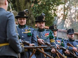 Ticet z nich v dobových uniformách se na Olanských hbitovech postaralo o...
