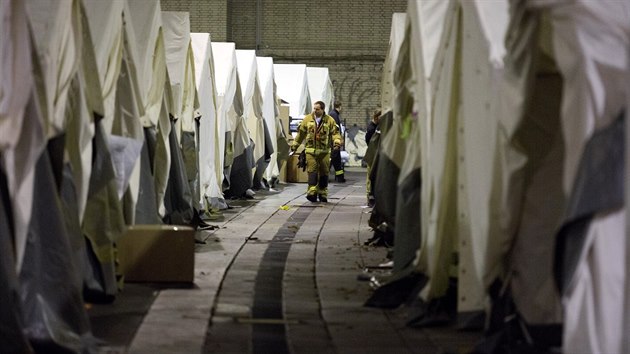 Nmeck ady zdily pro uprchlky nouzov ubytovn na bvalm letiti Berlin Tempelhof (24. jna 2015)
