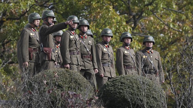 Severokorejt vojci na hranici s Jin Koreu (1. listopadu 2015)