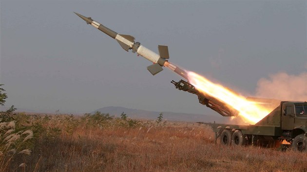 Start severokorejsk protiletadlov rakety na nedatovanm snmku zveejnnm agenturou KCNA