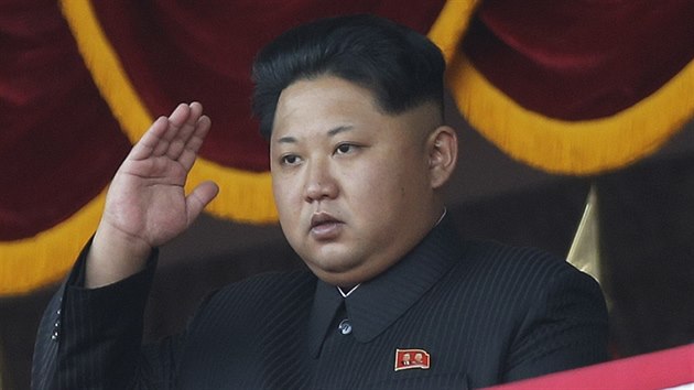 Severokorejsk vdce Kim ong-un na vojensk pehldce v Pchjongjangu (10. jna 2015)