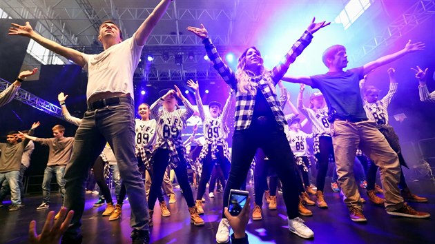 Herci Ji Mdl a Ondej Sokol vede pokus o rekord v potu tanenk tancujcch jednu choreografii na veletrhu Sport Life v Brn (7. listopadu 2015)