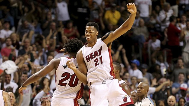 TANEEK RADOSTI. Hassan Whiteside (vpravo) a Justise Winslow oslavuj spnou trojku.