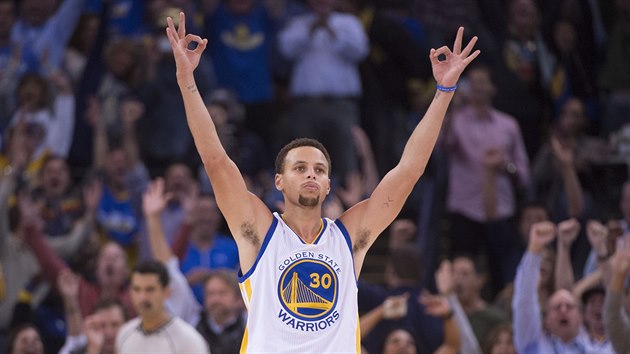 Stephen Curry z Golden State oslavuje spn tbodov pokus v utkn s Los Angeles Clippers.