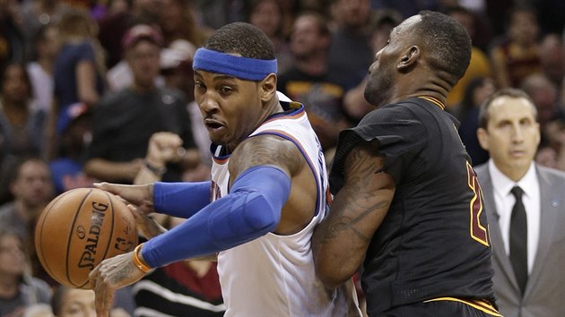 Carmelo Anthony z tmu New York Knicks tlaen LeBronem Jamesem z Clevelandu.