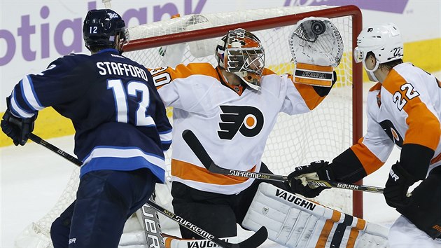 PARDN ZKROK. Michal Neuvirth z Philadelphie udrel v duelu s Winnipegem nulu.