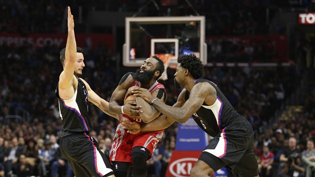 Na Jamese Hardena z Houstonu se sesypali J.J. Redick (vlevo) a DeAndre Jordan z...