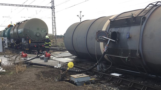 Přečerpávání nafty z převrácených vozů vlaku (9. listopadu 2015).