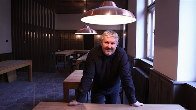 Vedoucí oddělení správy majetku litoměřického biskupství Richard Kirbs v restauraci nového minipivovaru U sv. Štěpána.