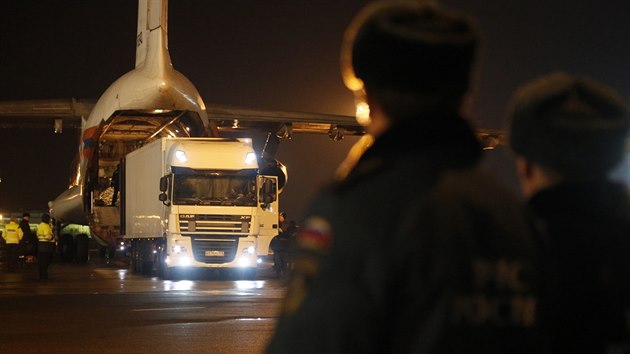 Do Petrohradu byla pevezena tla prvnch 144 obt sobotn leteck tragdie na Sinajskm poloostrov. Zaala identifikace obt.