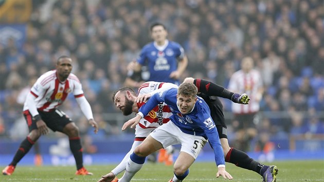 Stoper Evertonu John Stones v tvrdm stetu s tonkem Stevenem Fletcherem ze Sunderlandu.