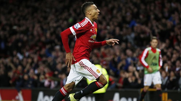 TREFIL PESN. Mlad zlonk Manchesteru Jesse Lingard slav branku proti West Bromu.