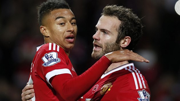 SP̊N STELCI. Jesse Lingard a Juan Mata rozhodli svmi gly o vtzstv nad West Bromem.