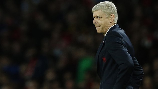 Zamylen Arsne Wenger sleduje derby mezi Arsenalem a Tottenhamem.