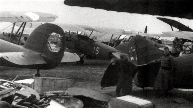 Aero Ab.101 (vlevo) na polském letišti obsazeném Němci.
