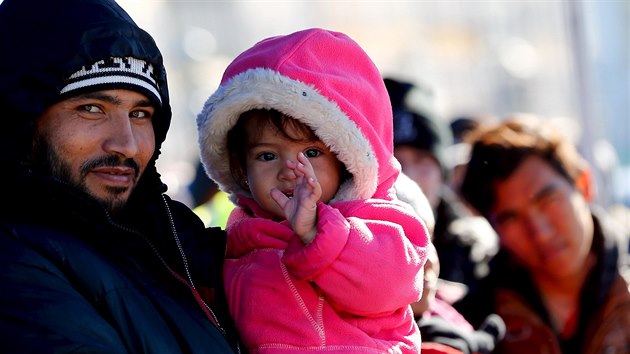 Uprchlci ekaj na registraci v Pasov (2. listopadu 2015)