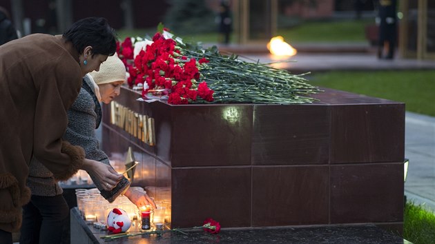 V Moskvě lidé za oběti neštěstí zapalují svíčky  (3. listopadu 2015)