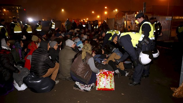 Policie vyklz ilegln uprchlick tbor v Malm (3. listopadu 2013)