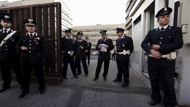 Policie hld vstup do budovy soudu v m ped zahjenm procesu se leny Mafia Capitale (5. listopadu 2015)