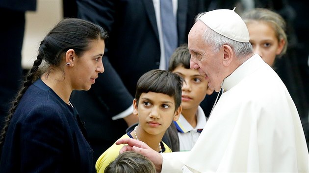 Pape se 26. íjna setkal s Romy. Nkteí ho za jeho projev kritizují.