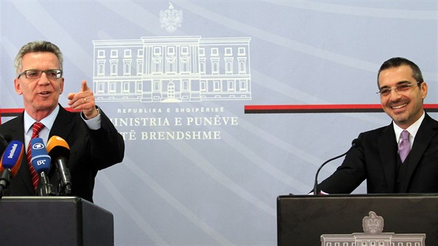 Nmecký ministr vnitra se svým albánským protjkem (6. listopad 2015)