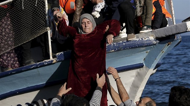 Migranti pomhaj en z lodi po piplut na eck Lesbos (7. listopad 2015)