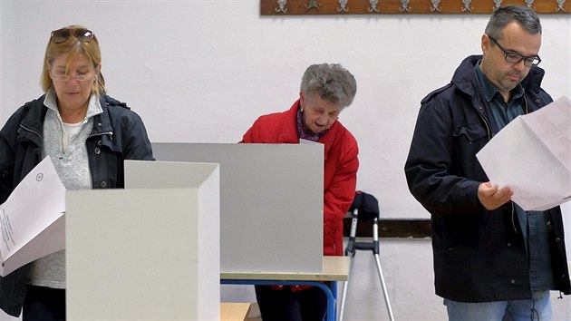 Volii si ped odevzdnm svho hlasu prohl hlasovac lstky (8. listopad 2015)