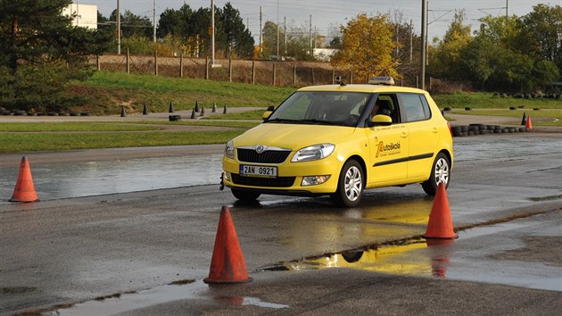 Test porovnal dv pneumatiky o rozmrech 185/55 R15, jednu z roku 2011, druhou vyrobenou v roce 2014.