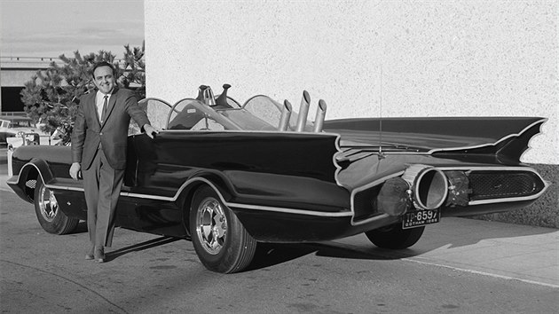 Ve vku 89 let ve tvrtek v Los Angeles zemel americk designr a konstruktr automobil George Barris. Na snmku se slavnm Batmobilem z filmu o komiksovm hrdinovi Batmanovi