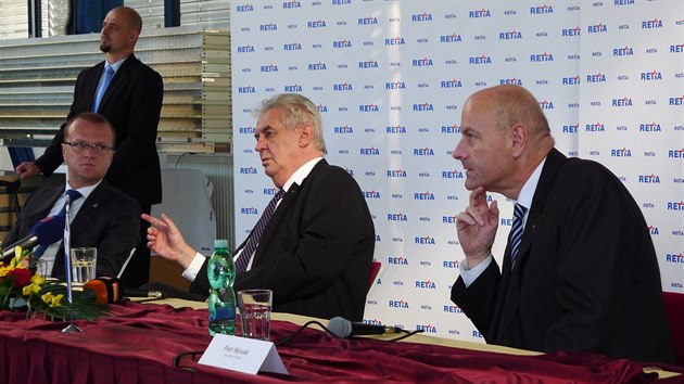 Zleva hejtman Martin Netolický, prezident Miloš Zeman a generální ředitel Retie Petr Novák.