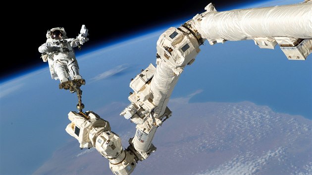 Astronaut Stephen K. Robinson z mise STS-114 je na snmku z 3. srpna 2005 pipevnn k Mezinrodn vesmrn stanici pomoc robotickho ramene Canadarm2.