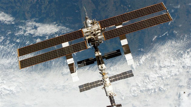 Mezinárodní vesmírná  stanice nad pozadím tvořeným hustou oblačností. Snímek byl pořízen 6. srpna 2005 ze vzdalujícího se raketoplánu Discovery.