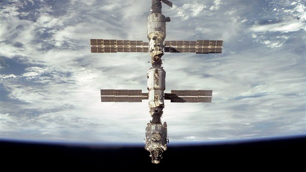 Mezinárodní kosmická stanice po odpoutání raketoplánu Atlantis 18. září 2000. Jeho posádka připravovala interiér stanice pro první stále obyvatele.