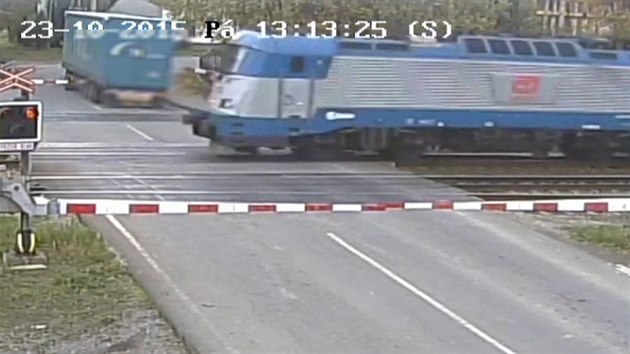 Kamion těsně unikl srážce s rychlíkem na přejezdu ve Studénce