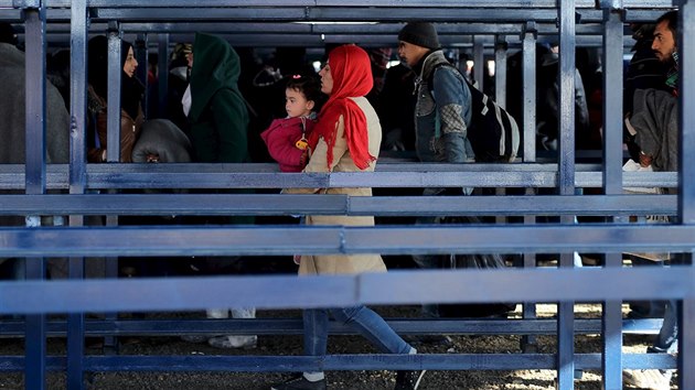 Migranti ekají na registraci v novém zimním uprchlickém táboe u chorvatského...
